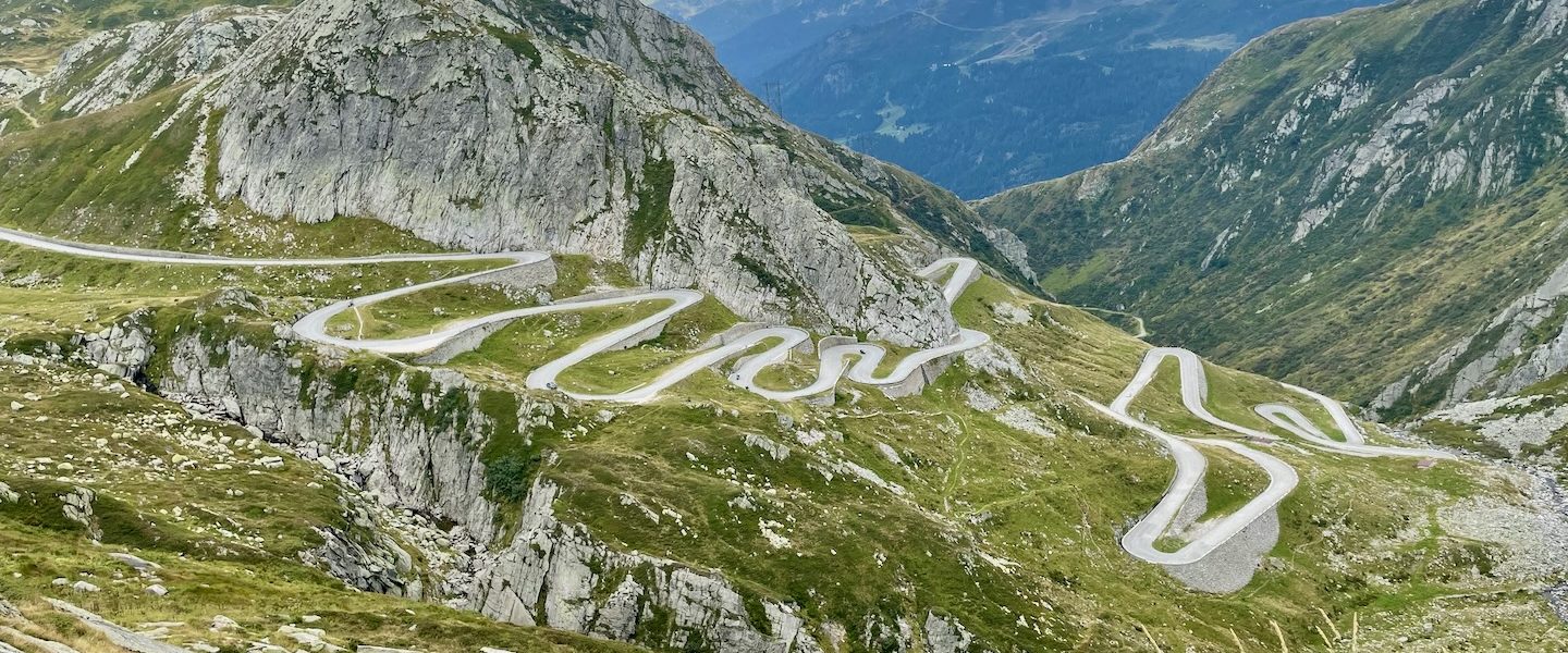 Die kurvenreiche Gotthard-Tremola-Passstrasse